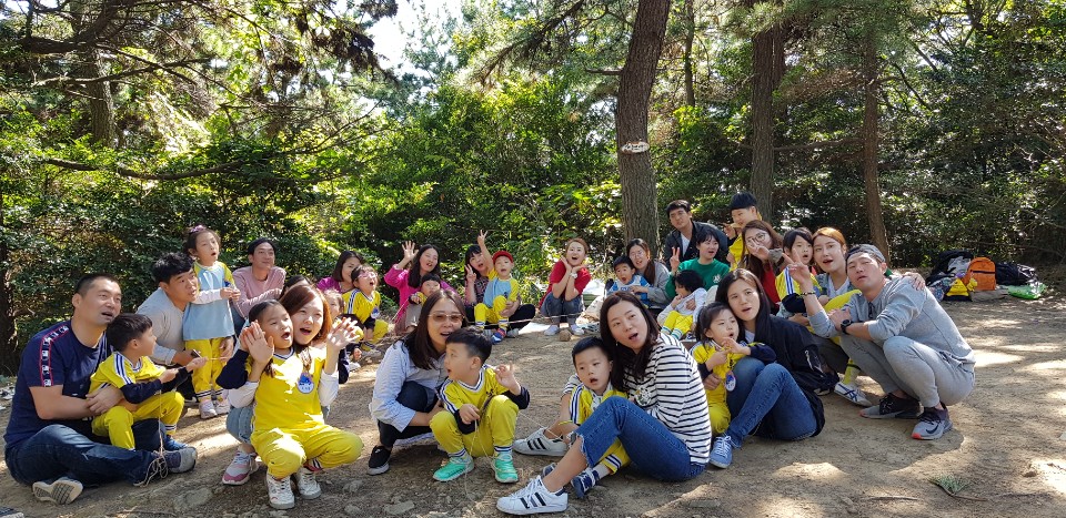 부모님과 함께 걸어 행복한 ..